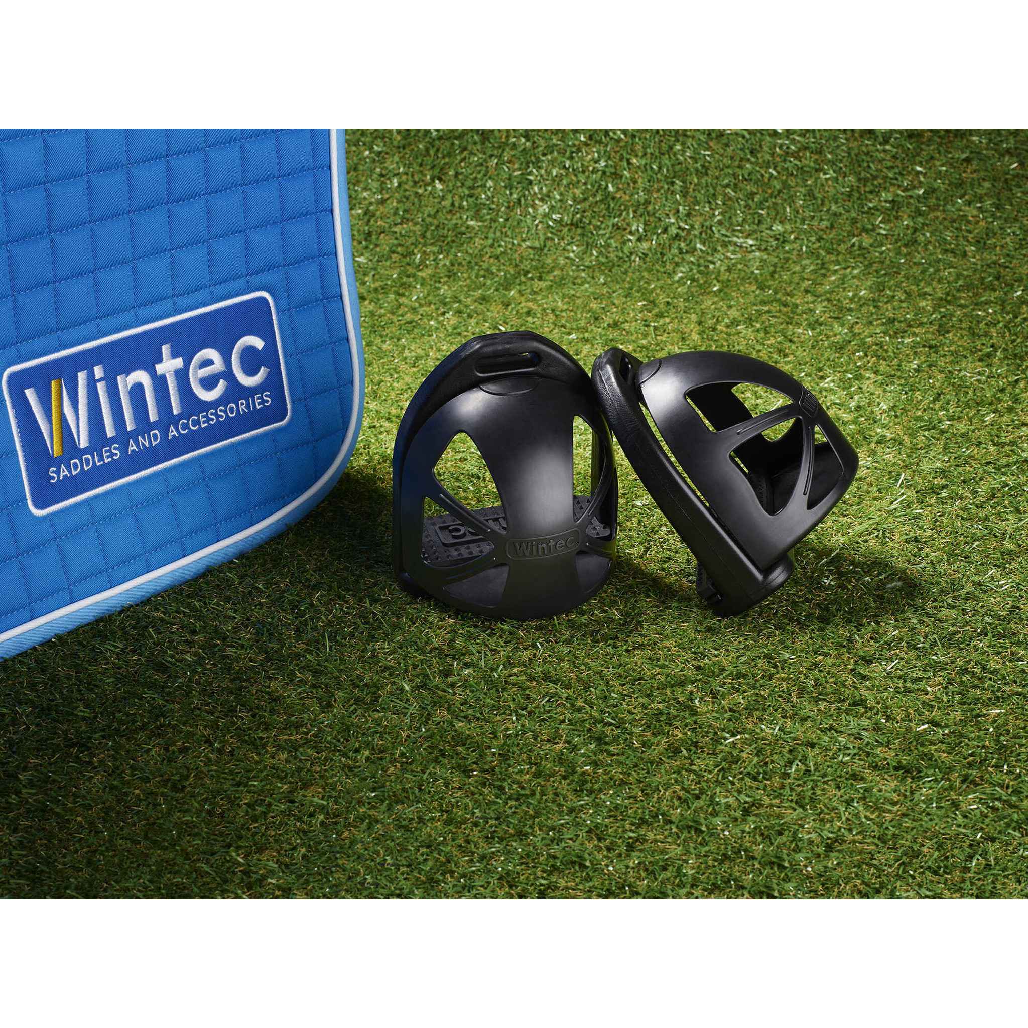 Wintec Safety Stirrups with Shell Black 201602002