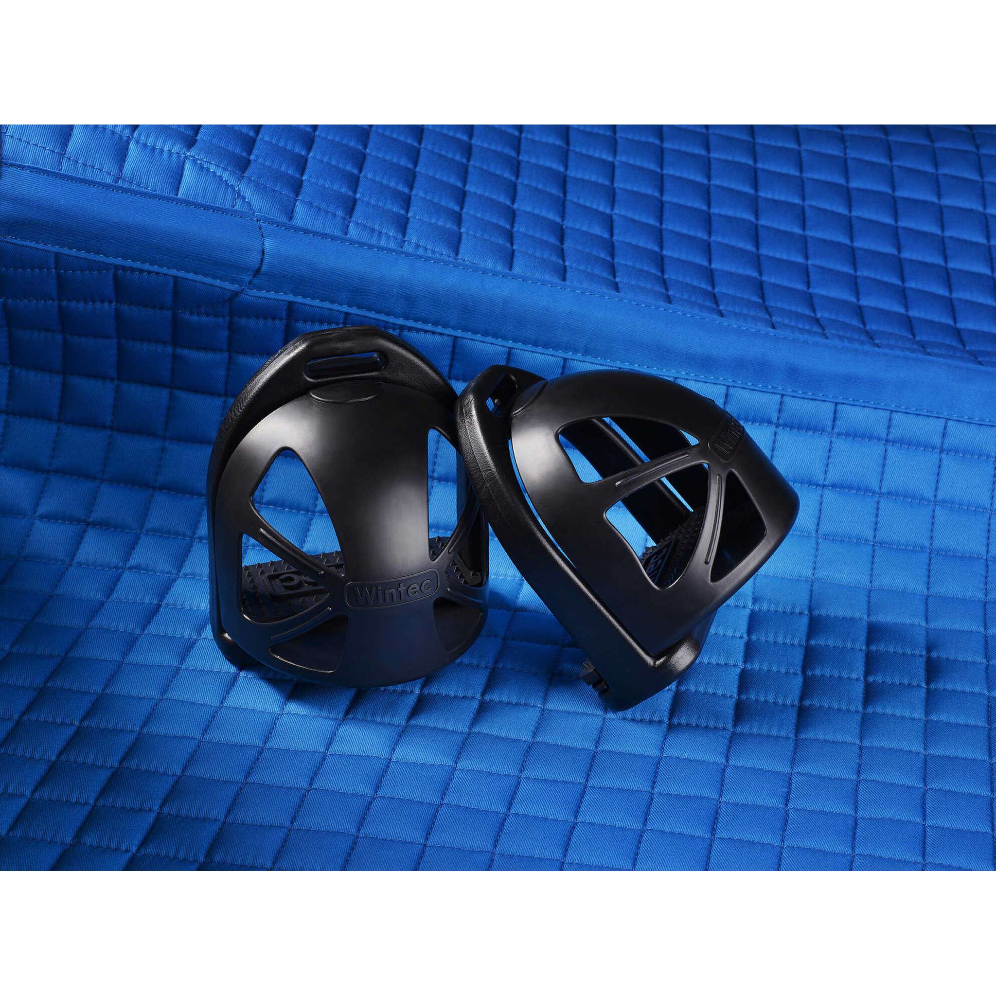 Wintec Safety Stirrups with Shell Black 201602002