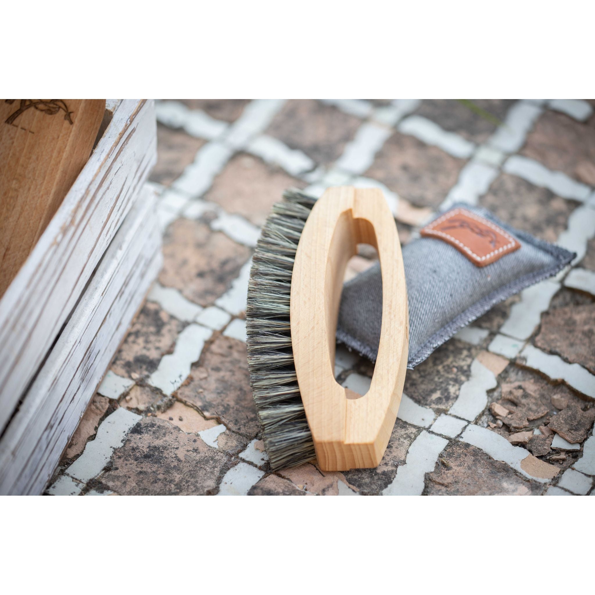 Penelope Handled Brush Wood - 700717011_ambi_3