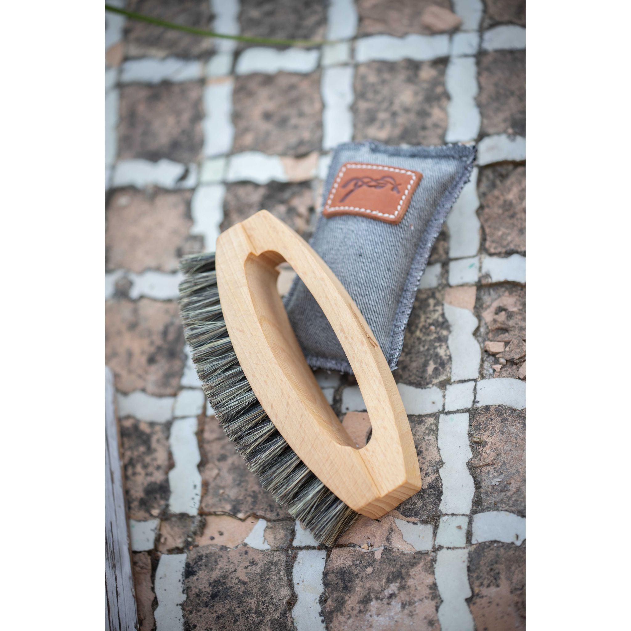 Penelope Handled Brush Wood - 700717011_ambi_2