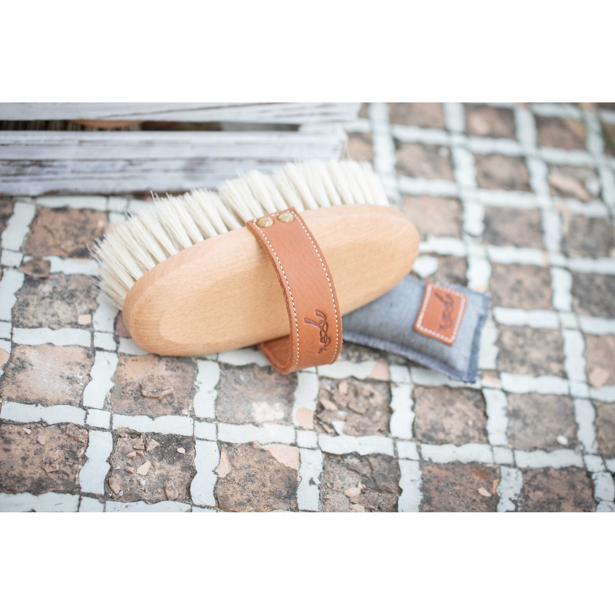 Penelope Large Soft Brush Wood - 700714005_ambi_2