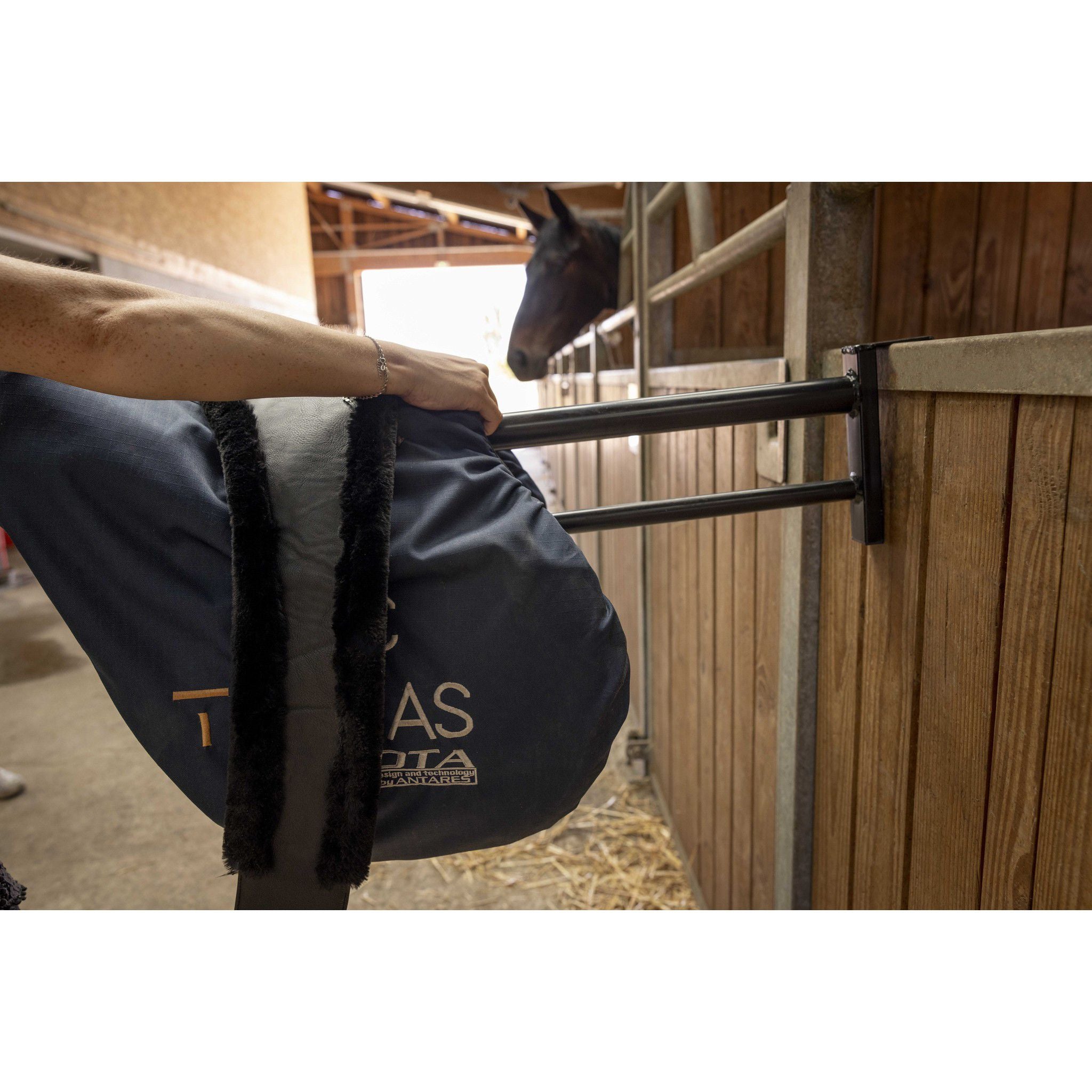 Hippo-Tonic detachable Saddle and Saddle Pad Rack Black 704219002