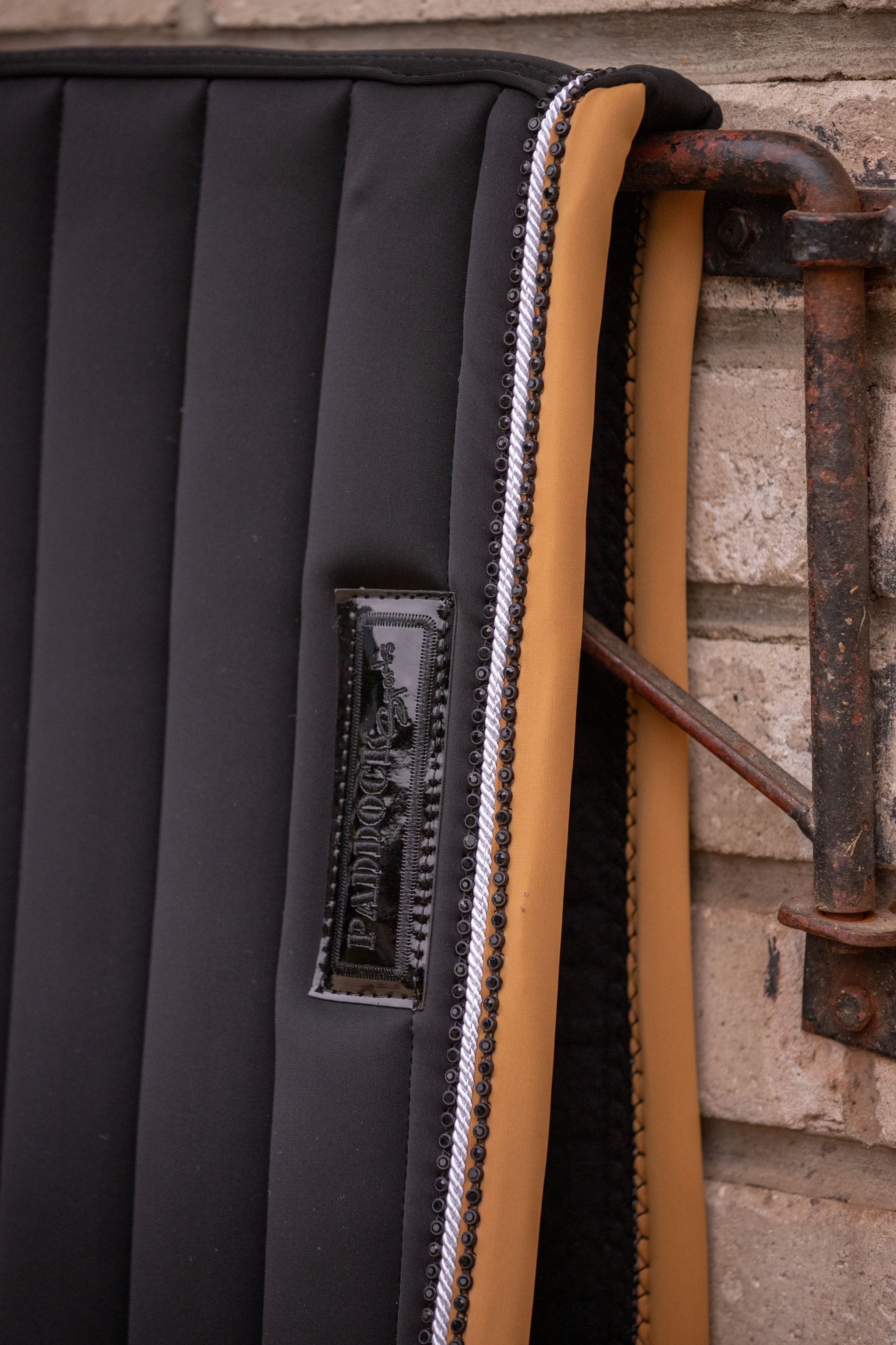 Paddock Sports Verticali Saddle pad - All purpose Black/camel