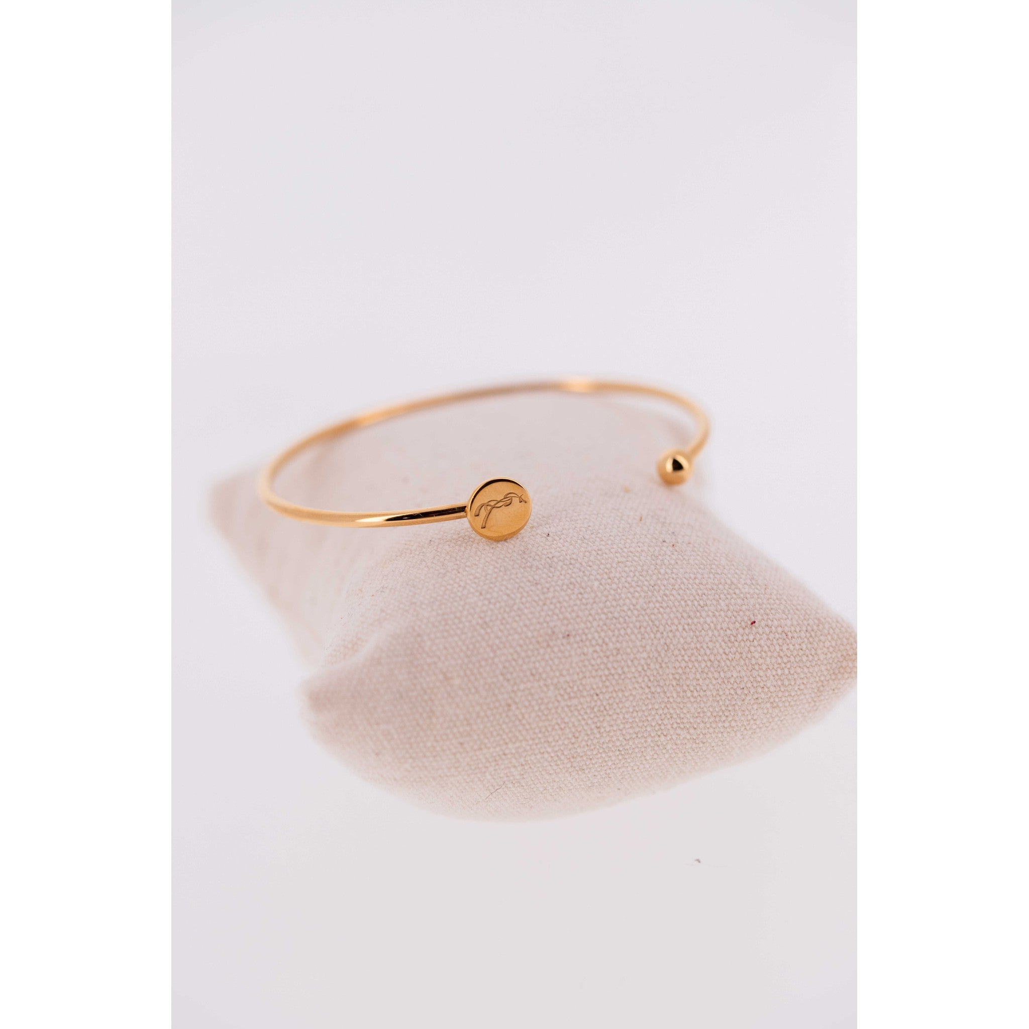 Penelope Bangle Bracelet Golden - 902923010_packshot_1