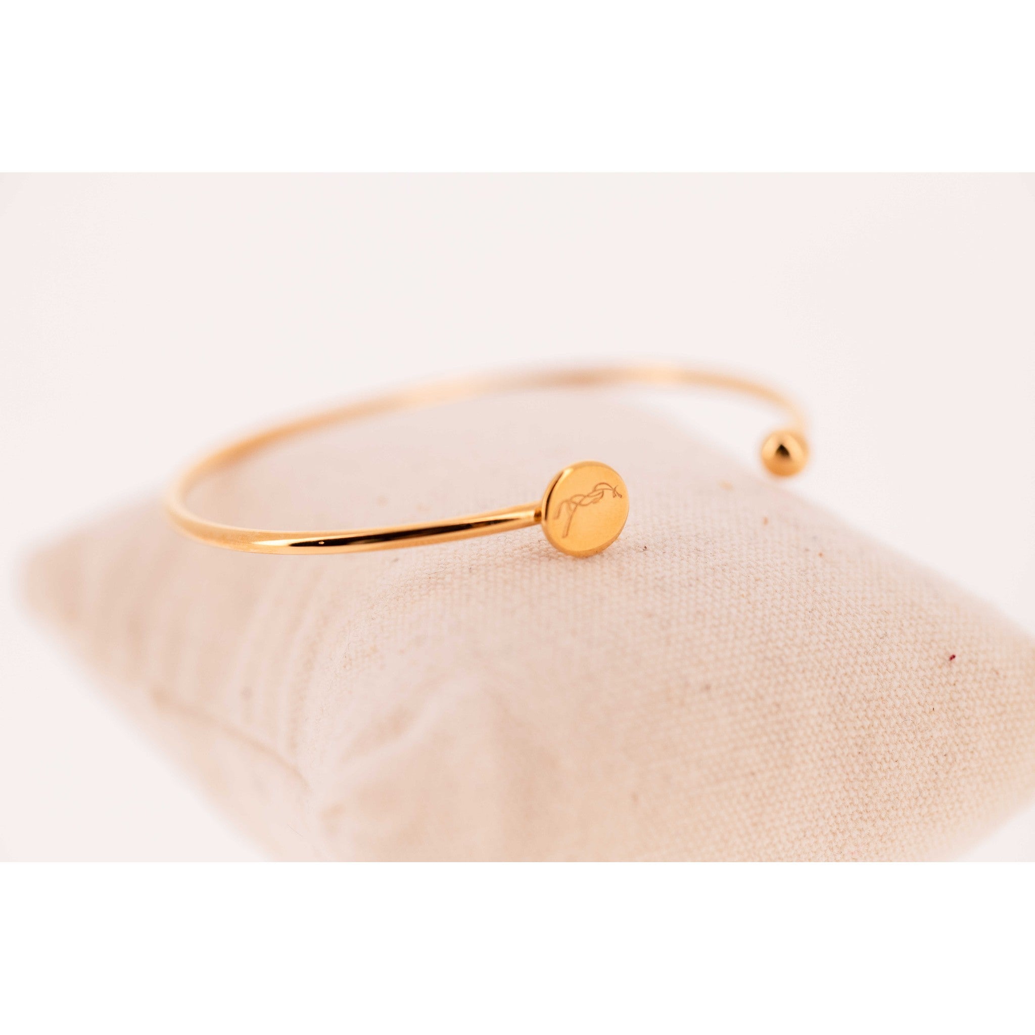 Penelope Bangle Bracelet Golden - 902923010_packshot_7