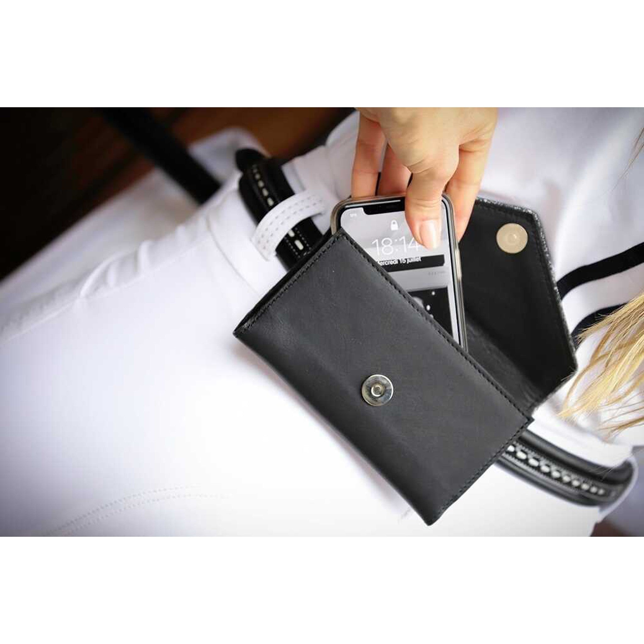 Penelope Phone Pouch Black - 936003002_ambiance_2