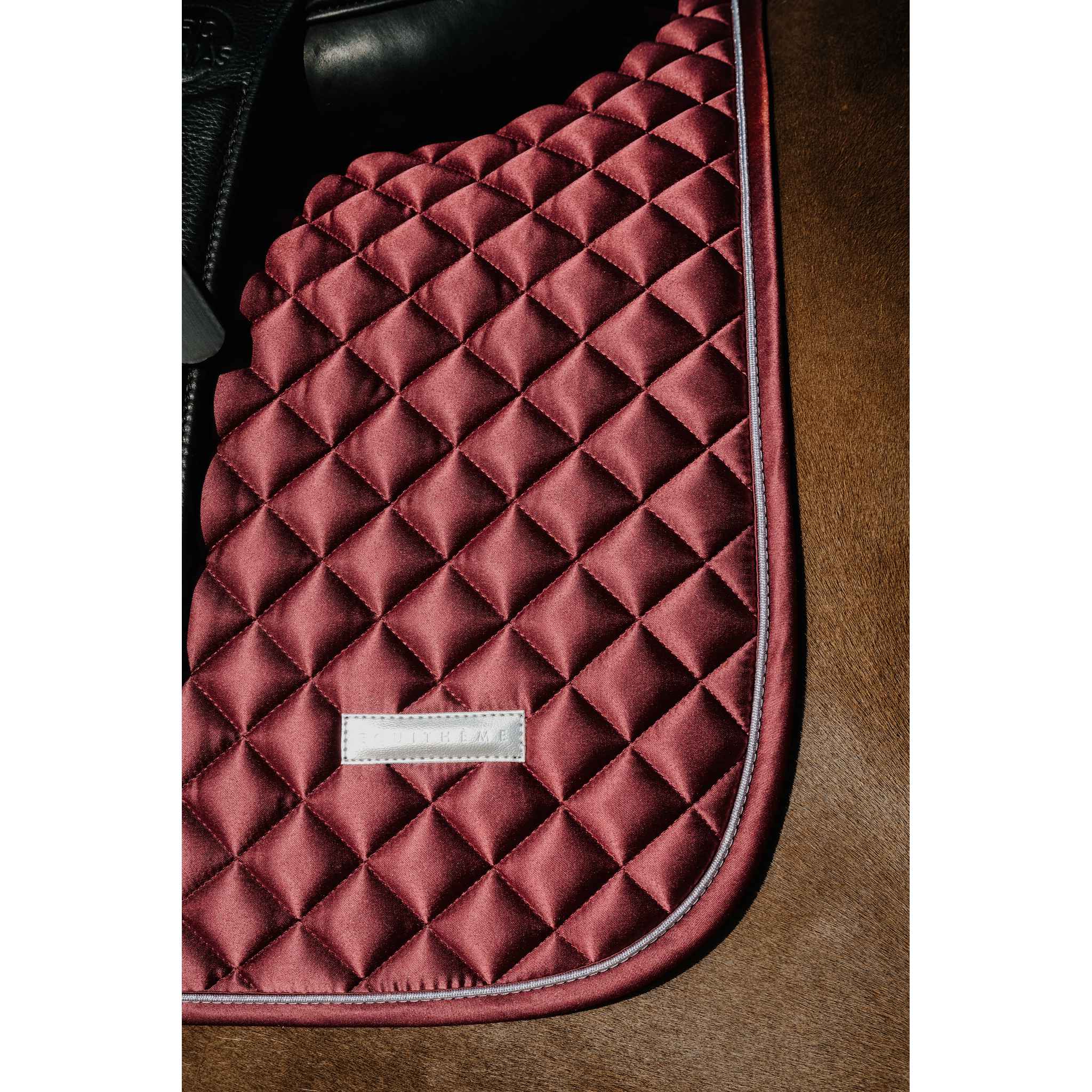 EQUITHÈME Nacre Dressage Saddle Pad Burgundy - 204030033_ambi_3